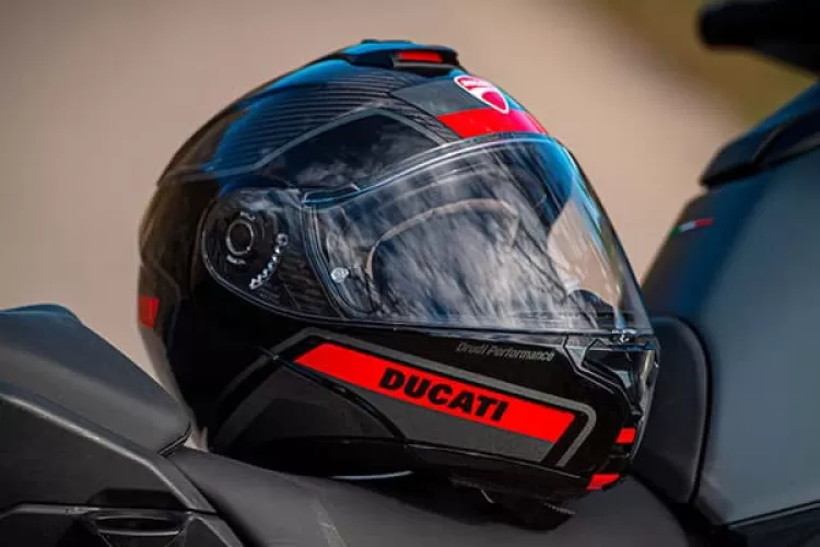 Thumbnail for Horizon V2: the Ducati helmet for touring with an integrable intercom system